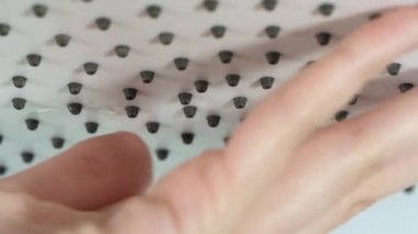 Kadın tutan el duş kadar yakın. Duş kabini. Duş kabini sürgülü mekanizma. Duş kabini, durak