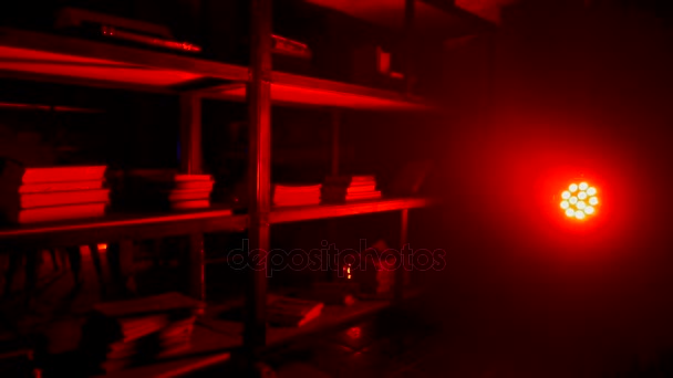 Despensa o trastero con lámpara roja y luz. Bombilla de luz roja que brilla desde el accesorio en la habitación oscura. Fondo rojo habitación Vintage — Vídeos de Stock