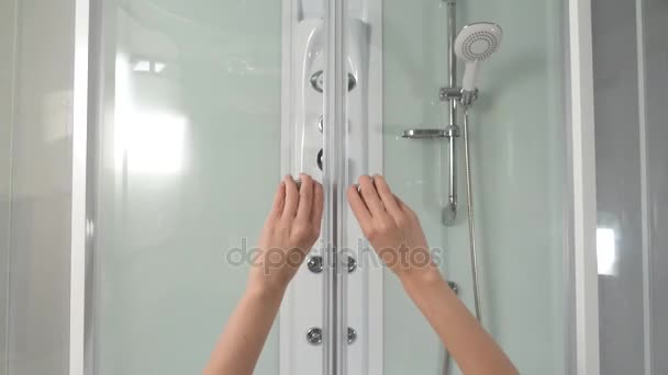 Las manos femeninas abren las puertas correderas de la cabina de ducha. Cabina de ducha. Mecanismo deslizante de una cabina de ducha. Cabina de ducha, puesto — Vídeo de stock
