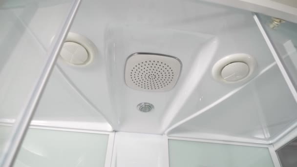 Cabine de douche. Mécanisme coulissant d'une cabine de douche. Cabine de douche, stalle — Video