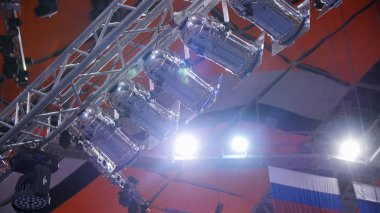 Bir projektör. Bir konserde sahne aydınlatmak birçok projektör. Olay konferans salonunda sahne spot ile lazer ışınları.