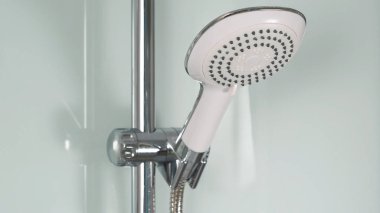 Krom duş. Beyaz çini duvar banyo duş. Beyaz Duş kabini izole duş başlığı