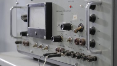 Öğrenciler için elektrik stand. Gerilim, akım, direnç ölçme elektrik sistemi