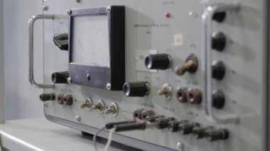 Öğrenciler için elektrik stand. Gerilim, akım, direnç ölçme elektrik sistemi