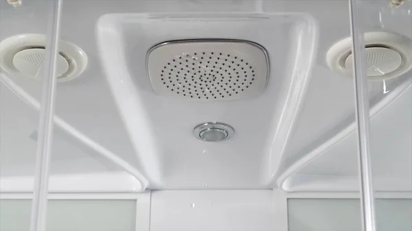 흰색 바탕에 욕실에서 샤워기에서 물 삭제합니다. 광장 슬로우 모션에 현대적인 욕실에 이탈리아 머리 샤워 닫습니다. 물 흐름으로 샤워입니다. 샤워 헤드 — 스톡 사진