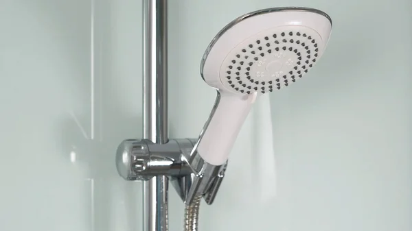 크롬 샤워입니다. 흰색 타일 벽에 욕실 샤워입니다. 백색 샤워 오두막에 고립 된 샤워기 — 스톡 사진