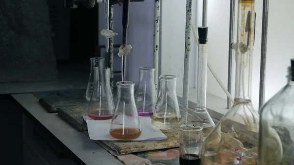 Frascos con reactivos en el armario analítico. Gabinete de laboratorio con frascos —  Fotos de Stock