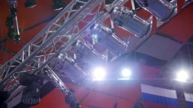 Bir projektör. Bir konserde sahne aydınlatmak birçok projektör. Olay konferans salonunda sahne spot ile lazer ışınları.