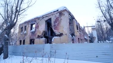 Yıkık, terk edilmiş idari, konut bina yangından sonra iç. Terk edilmiş bir harabe evde kalıntıları berbat. Depresif arka plan olarak thrash tasarımı için