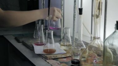 Şişeler reaktifler analitik kabine ile. Laboratuvar kabin ve şişeler