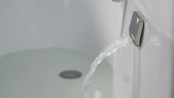 Rubinetto a cascata. getto a cascata con idromassaggio in azione. Piscina vuota con getto a cascata e jacuzzi in azione — Video Stock