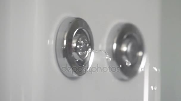 Detail der Dusche. Hydromassagebäder im Wellness-Zentrum des Hotels. — Stockvideo