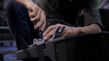 Eller birlikte mobilya parçaları vidalama kapatın. Tornavida ile bir vida vidalama adam.