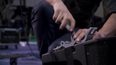 Eller birlikte mobilya parçaları vidalama kapatın. Tornavida ile bir vida vidalama adam.