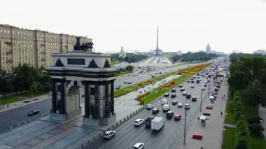 Kavşak, yollar, evleri, binaları, parkları ve otoparklar ile hava şehir manzaralı. Görüntüleri. Kentsel trafik Üstten Görünüm