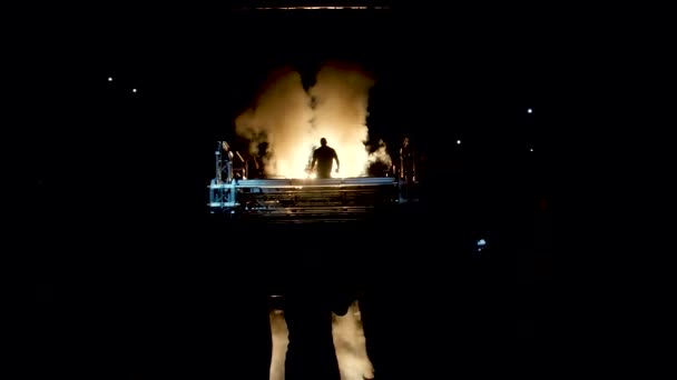 Vechter in donker komt naar de ring en roken. De ventilators van de achtergrond, Mma. De presentatie van de vechter voor strijd. Schaduw van de vechter en rook met verlichting — Stockvideo