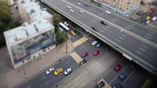 Puente y carretera en la ciudad. Filmación. Velocidad de los coches en Bridge. Concepto de vida urbana y transporte. Tráfico en la ciudad en el puente — Vídeos de Stock
