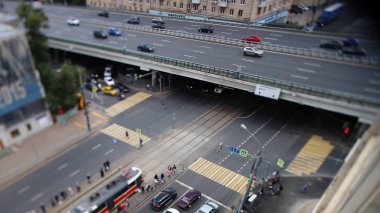 Viyadük Rating hub ve modern mimarisi. Görüntüleri. Şehrin köprüde trafik. Hareket ve kentsel yaşam kavramı