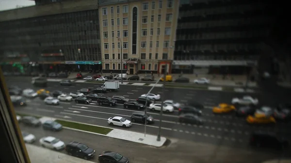 도시에서 자동차 주차의 제비. 푸티지. 자동차로 붐비는도로. 빠른 현대 도시 생활 — 스톡 사진