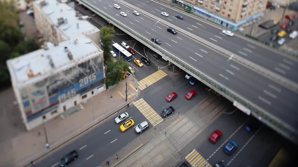 Puente y carretera en la ciudad. Filmación. Velocidad de los coches en Bridge. Concepto de vida urbana y transporte. Tráfico en la ciudad en el puente — Foto de Stock