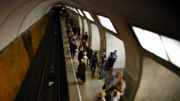 列車の駅のプラットホームで開いた滑走の機械ドアが付いている赤い電気列車キャリッジ。映像 — ストック写真