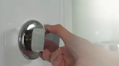 Hidro masaj ile modern Duş kabini. Kadının el su duşta yanar