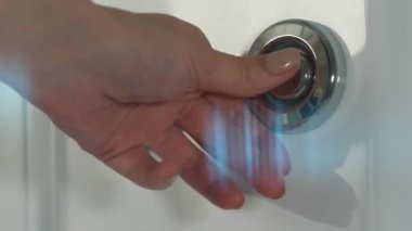 El duş açılır. Duşta su kadın azdırıyor