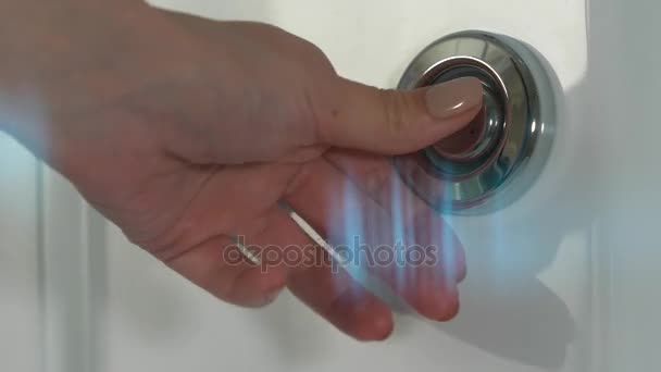 A mão abre o chuveiro. Mulher liga a água no chuveiro — Vídeo de Stock