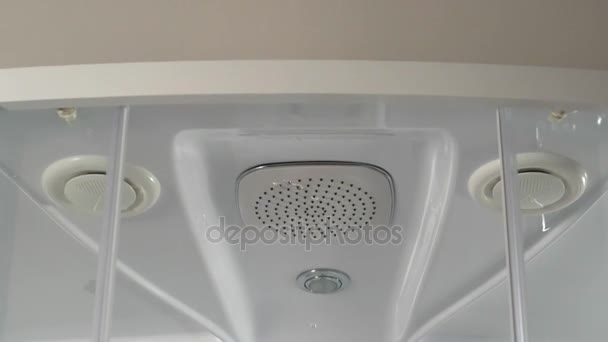 Água corrente da torneira do chuveiro. Cabeça de chuveiro no banheiro com gotas de água fluindo. Chuveiro moderno com água — Vídeo de Stock