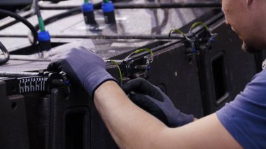 Aydınlatma teknisyenleri profesyonel aydınlatma donanımları intstalling. Adam aydınlatma mühendisi bir cihaz üzerinde çalışıyor