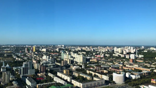 Yekaterinburg centro panorama aereo. Vista del laghetto della città, del centro storico e del distretto di Ekaterinburg-City dal ponte di osservazione al 52esimo piano del grattacielo Vysotsky — Foto Stock