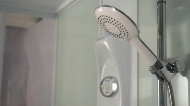 Akan su duş musluk. Akan su ile banyoda duş başlığı bırakır. Modern duş su ile