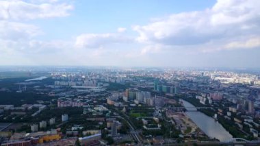 Mavi gökyüzü beyaz bulutlar ile uzun boylu binadan görünüyor. Asya iş kavramı Emlak ve kurumsal inşaat - panoramik modern cityscape kuş gözü skytree hava görünümünü oluşturmak için
