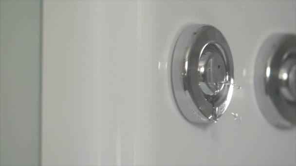 Modern zuhanyzó kabin hidromasszázs. Víz önti ki a fúvókák a modern zuhanyzó — Stock videók