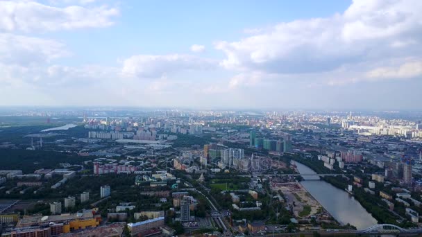 Μπλε ουρανός με άσπρα σύννεφα φαίνεται από το ψηλό κτίριο. Ασία επιχειρηματική ιδέα για real estate και κατασκευές εταιρικών - πανοραμική σύγχρονο αστικό τοπίο, κτίριο πτηνών μάτι Αεροφωτογραφία του Πύργου — Αρχείο Βίντεο
