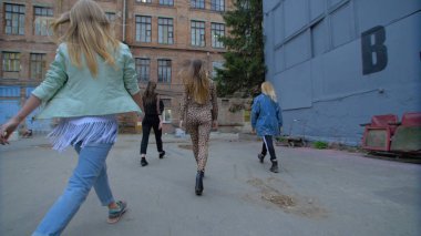 Arka görünüm kadınlar sokakta gidiyor. Grup güzelliği kızlar güzel yürüyüş sokaklarında gidin. Seksi kızlar
