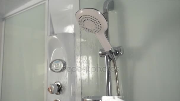 Eau courante du robinet de douche. Pommeau de douche dans la salle de bain avec gouttes d'eau coulant. Douche moderne avec eau — Video