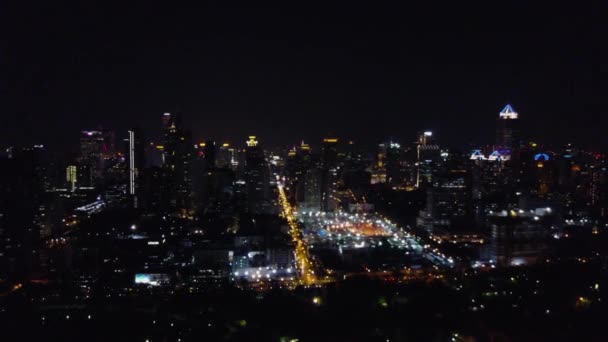 Aerial view of traffic at toll on expressway. Bangkok Expressway and Highway top view at dusk, Thailand. Aerial view of Bangkok buildings, Bangkok city downtown with sunset sky — Stock Video