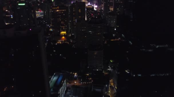 Μπανγκόκ αστικό τοπίο Expressway και πάνω στον αυτοκινητόδρομο προβολή τη νύχτα, Ταϊλάνδη. Νύχτα πόλη με ουρανοξύστες κάτοψη. Αεροφωτογραφία της κυκλοφορίας στα διόδια στο δρόμο ταχείας κυκλοφορίας — Αρχείο Βίντεο