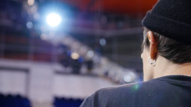 Sahne ışıkları. Soffits. Konser ışığı. Işığa sahip insanlar olmadan aydınlatılmış konser sahnesi. Bir tripod ve göstermek aydınlatma için parlak ışıklar ile bir rampa üzerinde soffit