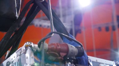 Sunum hazırlığı sırasında sahnede kutuyu yükseltmek. Işığa sahip insanlar olmadan ışıklı konser sahnesi