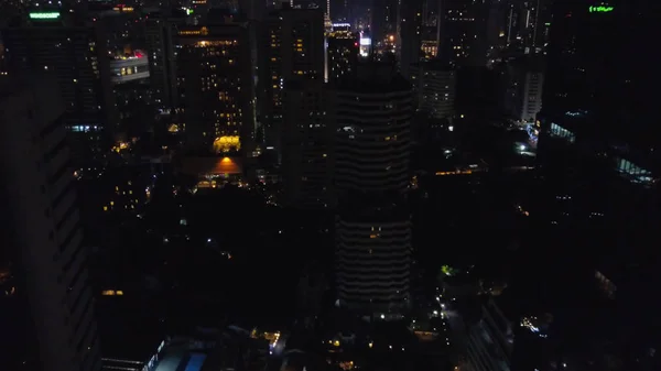 Bangkok Cityscape Expressway e Highway vista superior à noite, Tailândia. Cidade noturna com arranha-céus vista superior. Vista aérea do tráfego em portagem na via expressa — Fotografia de Stock