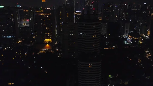 Bangkok Cityscape Expressway e Highway vista superior à noite, Tailândia. Cidade noturna com arranha-céus vista superior. Vista aérea do tráfego em portagem na via expressa — Fotografia de Stock