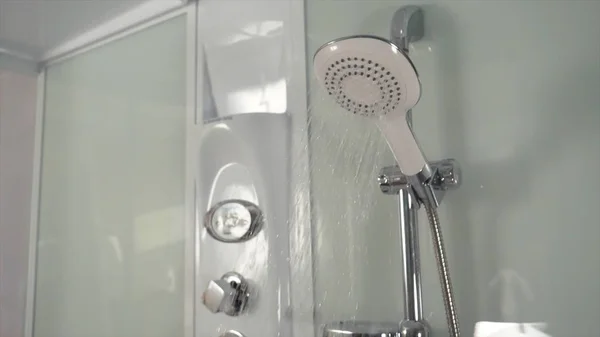 Menjalankan air dari keran kamar mandi. Kepala mandi di kamar mandi dengan tetesan air yang mengalir. Mandi Modern dengan air — Stok Foto