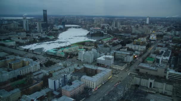 Felhőkarcoló a megvilágítás este, felső kilátás egy épület a városban. Éjszakai város a felhőkarcolók felülnézet. TimeLapse — Stock videók