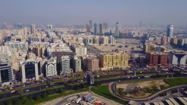 Панорамная сцена города Дубай в ОАЭ. Вид сверху. Вид на Дубай, красивые дома, транспортная развязка, трафик — стоковое видео