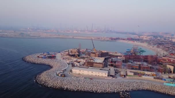 Vue aérienne du port de Dubaï Émirats arabes unis. Vue de dessus de la construction d'un port d'eau à Dubaï — Video