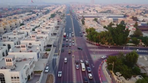 UAE Dubai şehrinin güzel panoramik sahne. Yukarıdan görüntüleyin. Üstten Görünüm Dubai, güzel evler, Ulaştırma Kavşağı, trafik — Stok video