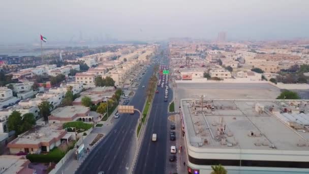 Hermosa escena panorámica de la ciudad de Dubai en Emiratos Árabes Unidos. Vista desde arriba. Vista superior de Dubai, hermosas casas, intercambio de transporte, el tráfico — Vídeos de Stock