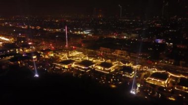 Dubai Yat Limanı cityscape yaz geceleri, Birleşik Arap Emirlikleri. Dubai gece Beach Üstten Görünüm